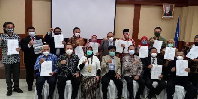 Penyerahan Surat Keputusan Guru Besar Matematika UNPAR Prof. Dr. Julius Dharma Lesmono, S.Si, S.E., M.Sc, M.T.